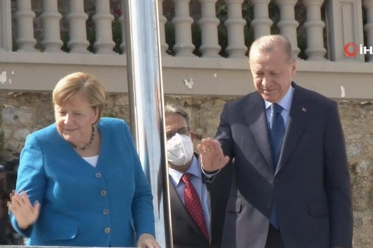 Erdoğan ve Merkel, Huber Köşkü balkonundan boğazı izledi