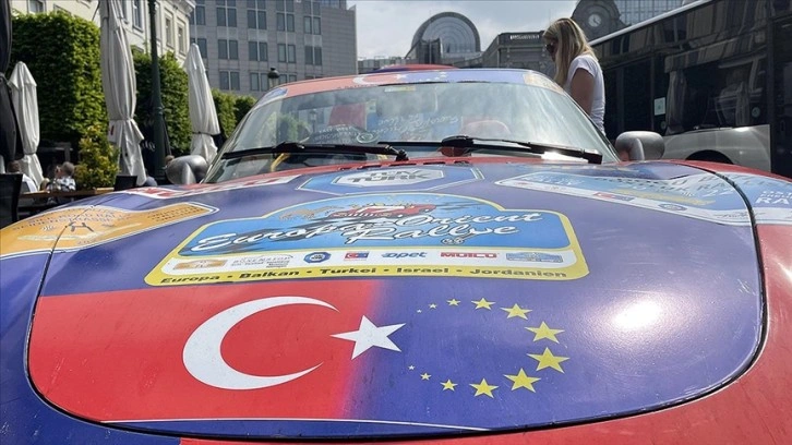 Europa-Orient/Doğu-Batı Dostluk ve Barış Rallisi'de yarışacak Türk takımı Brüksel'den yola
