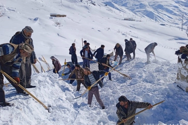 Evinin üzerine çığ düzen vatandaşa komşuları el uzattı