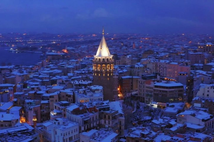 Galata Kulesi'nde kış masalı