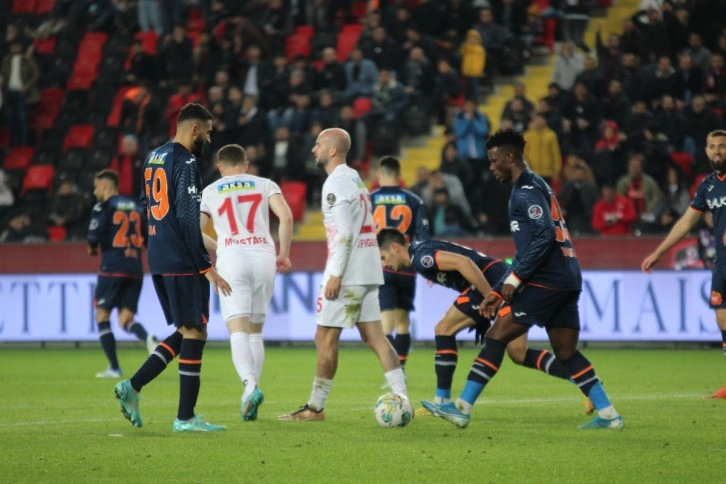 Gaziantep FK, Başakşehir karşısında 1 puanı 90+7'de kurtardı