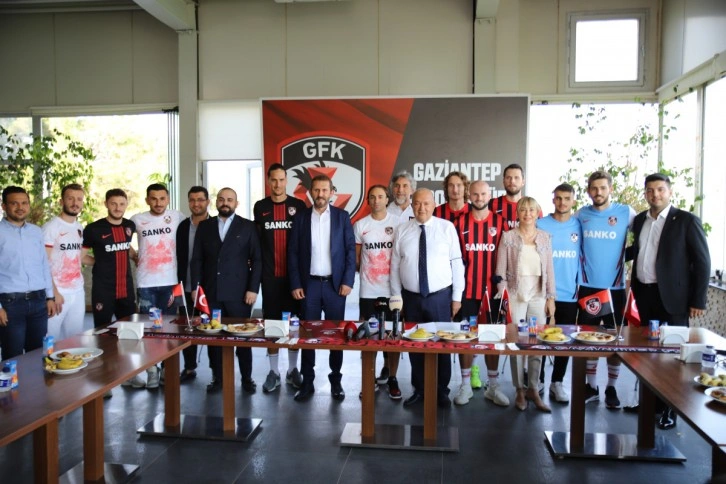 Gaziantep FK yeni transferleri için imza töreni düzenledi