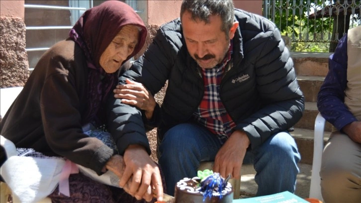 Gaziantep'te 112 yaşındaki asırlık çınara 'Anneler Günü' sürprizi