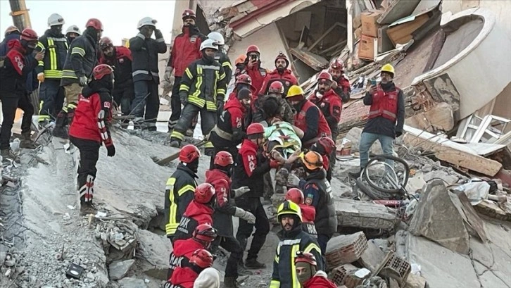 Gaziantep'te 2 kişi depremden 76 saat sonra enkazdan kurtarıldı