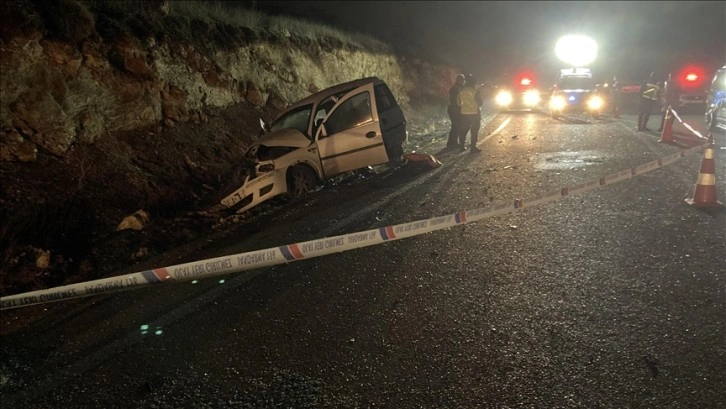 Gaziantep'te 3 aracın karıştığı kazada 2 kişi öldü, 5 kişi yaralandı