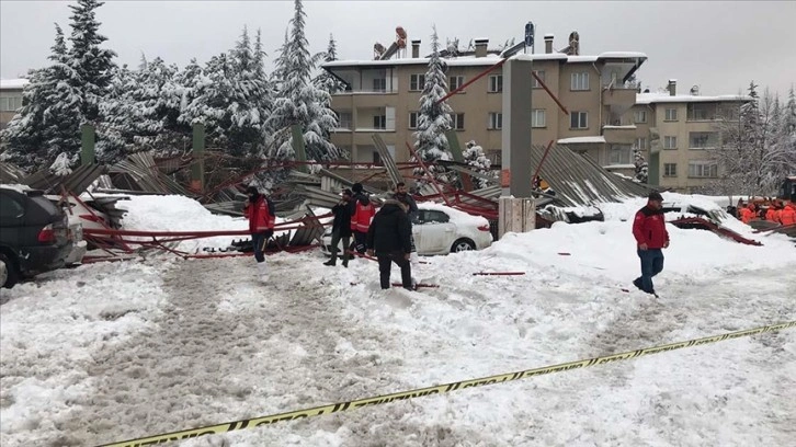 Gaziantep'te biriken kar nedeniyle otopark olarak kullanılan eski pazar yerinin çatısı çöktü