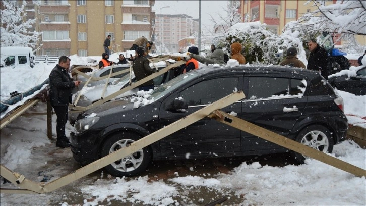 Gaziantep'te kar yağışı nedeniyle tahta teras çöktü, 14 araçta hasar oluştu