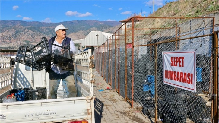 Geri dönüştürülen kırık plastik kasalarla mahallenin ihtiyaçları karşılanıyor