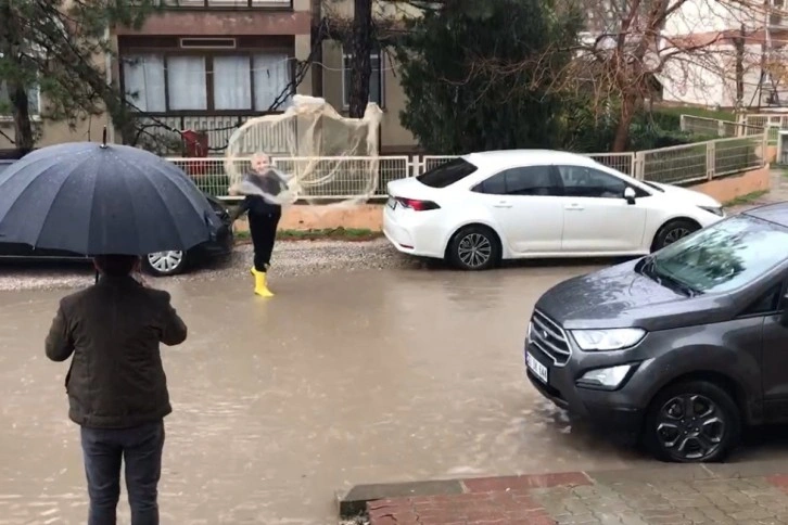 Göle dönen yollarda ağ atıp balık tutmaya çalıştı