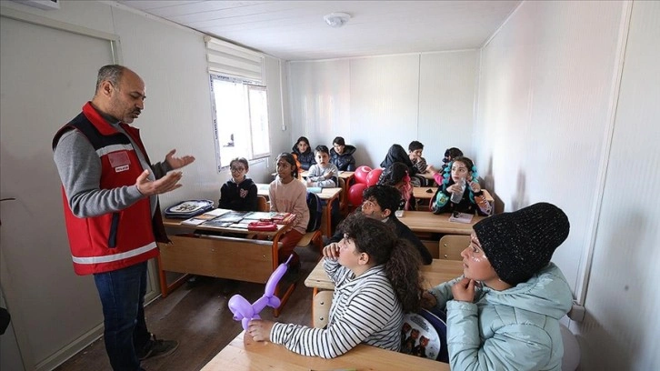 Gönüllü öğretmenler depremzede çocuklar için görev başında