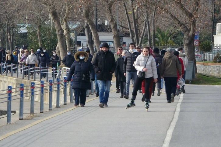 Güneşi gören İstanbullular, Caddebostan Sahile akın etti