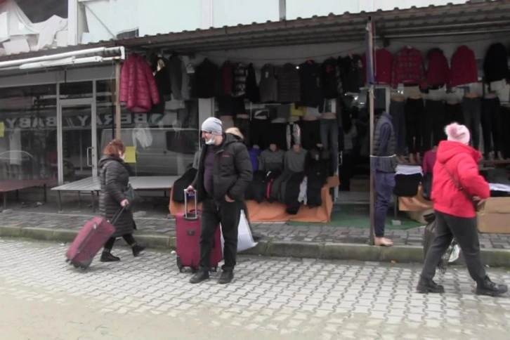 Gürcüler boş bavullarla gümrük kapısından geçip, dolu bavulla dönüyorlar