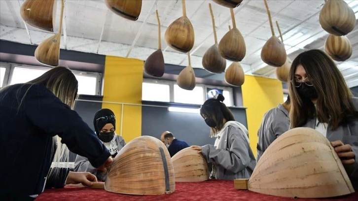 Güzel sanatlar lisesi öğrencileri çaldıkları enstrümanı kendileri yapıyor