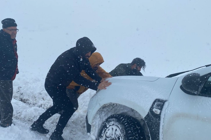 Habere giden gazeteciler karda mahsur kaldı