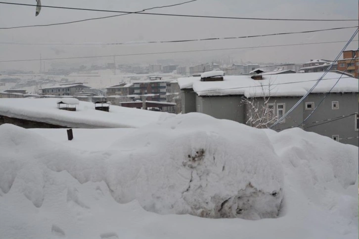 Hakkari’de 49 yerleşim yeri yolu ulaşıma kapandı