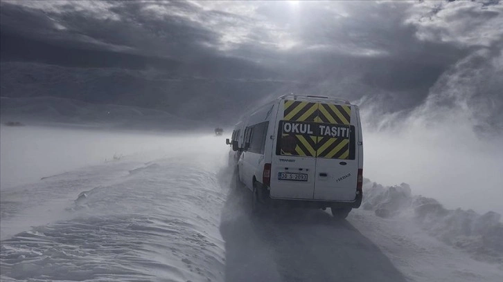 Hakkari'de kar ve tipide mahsur kalan öğrenci servisleri kurtarıldı