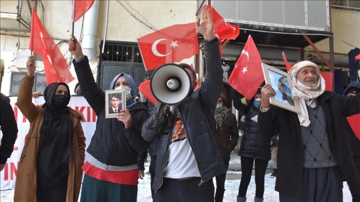 Hakkari'de terör mağduru aileler HDP önünde eylem yaptı