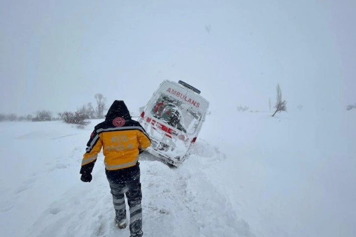 Hasta almaya giderken mahsur kalan ambulans kurtarıldı