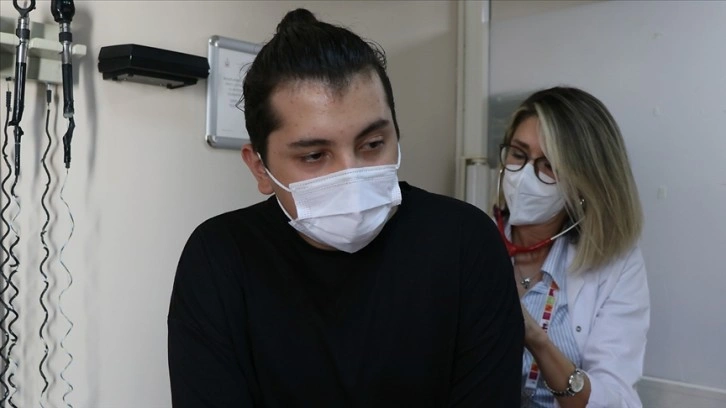 Hastanede Kovid-19 tedavisi gören gençten yaşıtlarına 