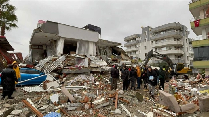 Hatay'da yıkılan binalarda arama kurtarma çalışması devam ediyor