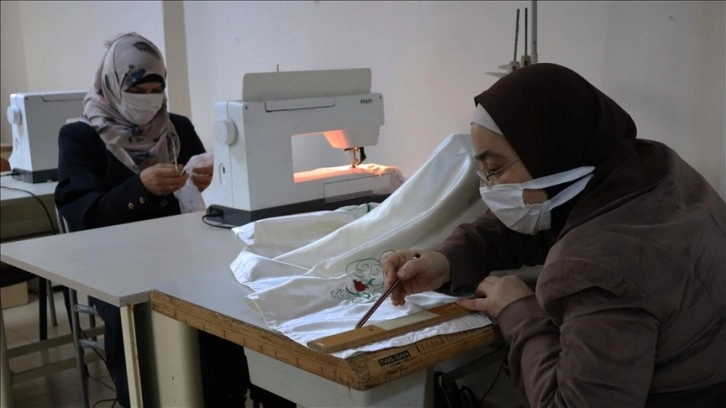 Hataylı kadınlar atık kumaşları işleyerek yeni ürünlere dönüştürüyor