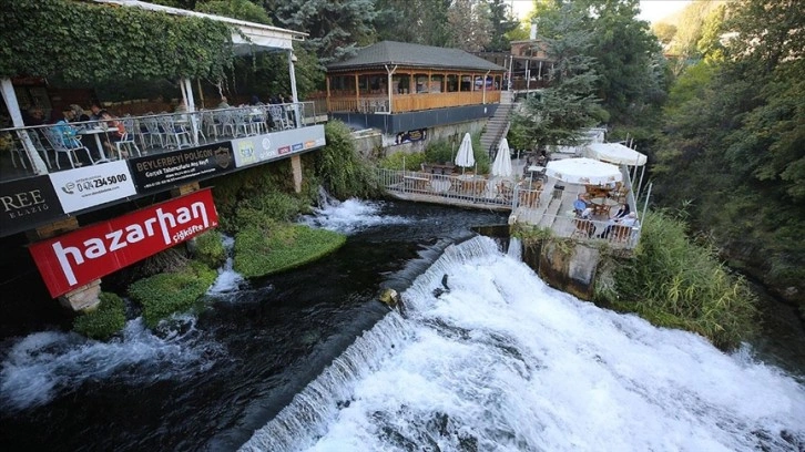 Her yıl binlerce kişi alabalık yemek için Keban'ı tercih ediyor