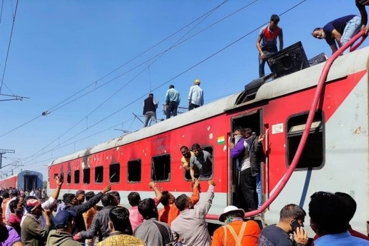 Hindistan’da 22 vagonlu trende yangın