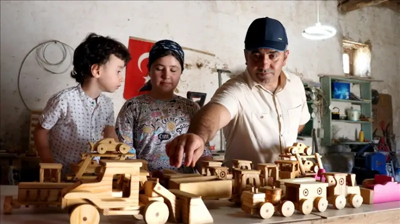 Hobisi tutkuya dönüşünce köyüne dönüp ahşap oyuncak atölyesi kurdu