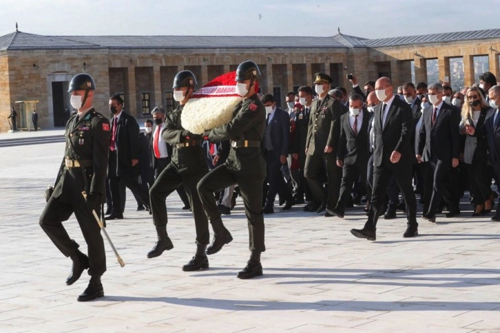 İçişleri Bakanı Soylu 81 ilden gelen muhtarlarla Anıtkabir’i ziyaret etti