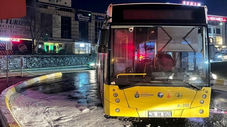 İETT otobüsündeki yangın beton mikserinden sıkılan suyla söndürüldü