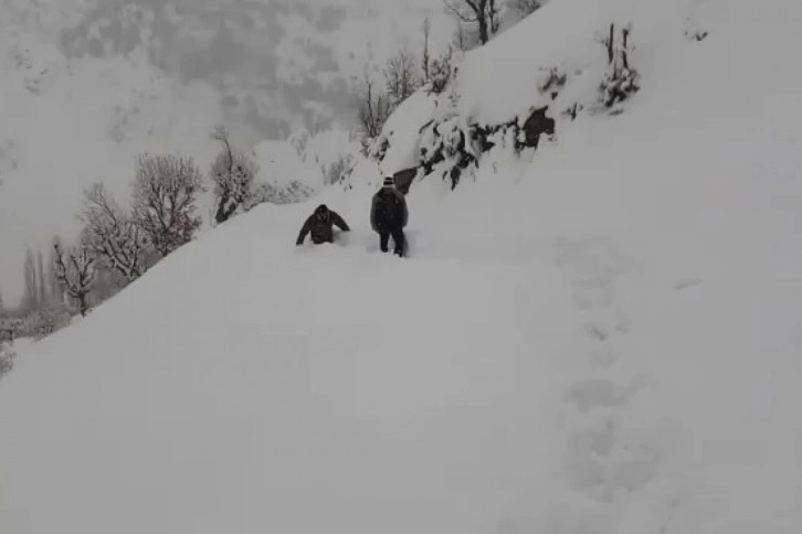 İlaç için 12 kilometre karda yürüdüler