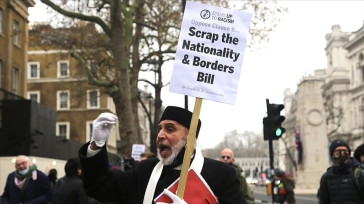 İngiltere'de başbakanlık konutu önünde 'mülteci karşıtı yasa tasarısı' protesto edild