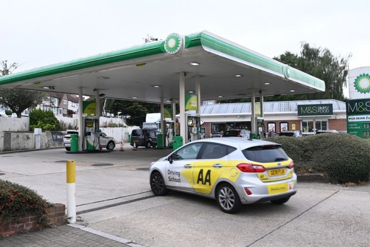 İngiltere’de benzin krizi: Nakliye aracı sürücüleri petrol istasyonlarına akın etti