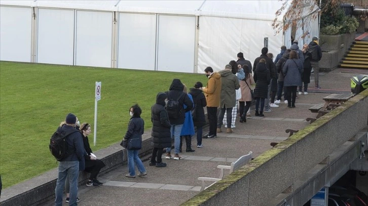 İngiltere'de tüm yetişkinler yıl sonundan önce güçlendirici Kovid-19 aşısı yaptırabilecek