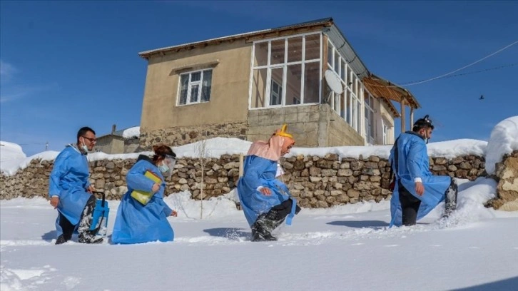 İran sınırında karlı yolları aşarak aşı çalışması yürütüyorlar