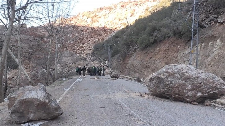 İslahiye'de depremin ardından heyelanla kapanan yolda inceleme sürüyor