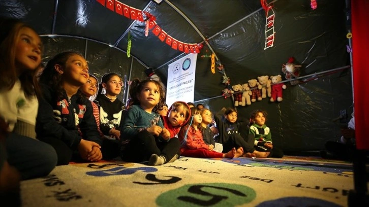İslahiye'deki çadır kentte yaşayan çocuklar, gölge oyunuyla moral buluyor