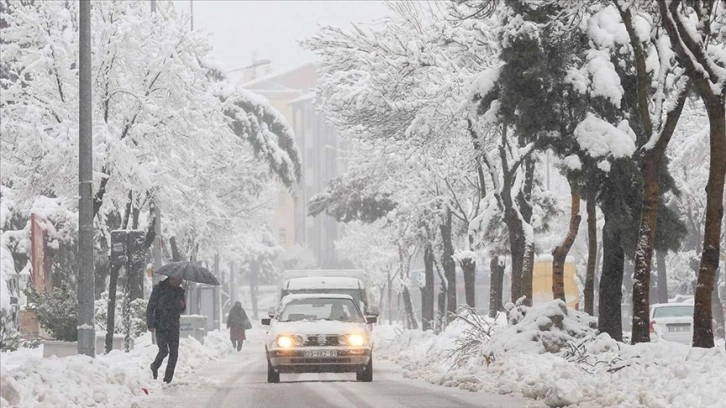 Isparta'da kar kalınlığı 20 santimetreye ulaştı