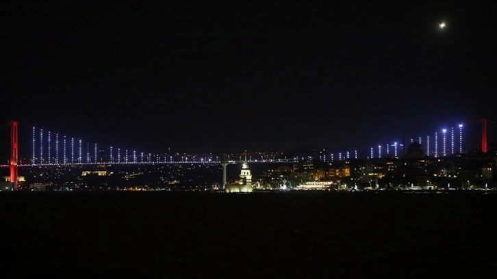 İstanbul Boğazı'nda gemi trafiği çift yönlü askıya alındı