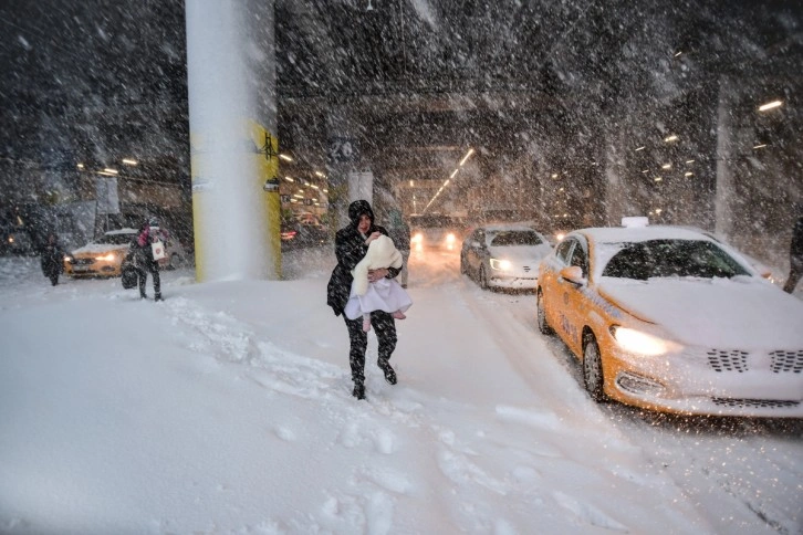 İstanbul Havalimanı’ndaki kar esareti objektiflere yansıdı