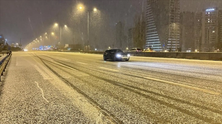 İstanbul'da kar yağışı etkisini artırdı