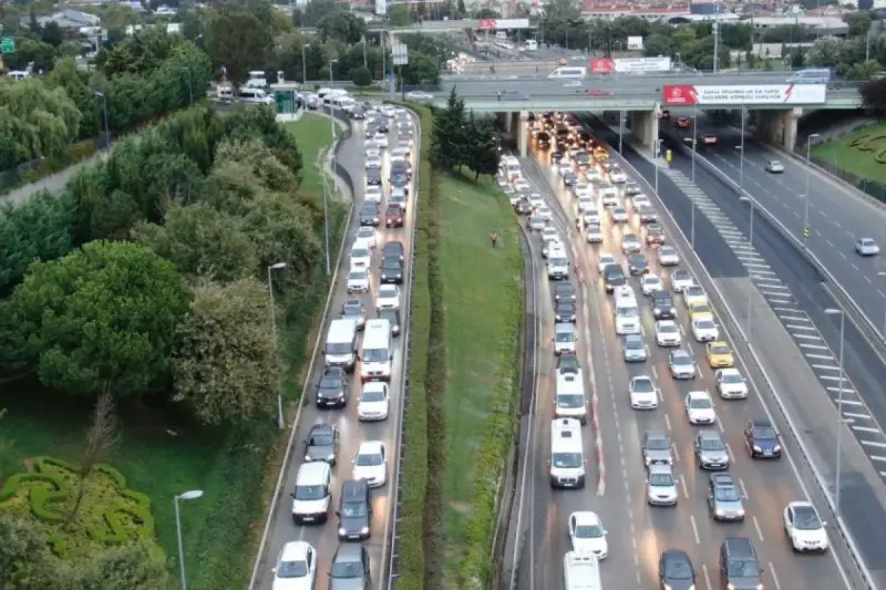 İstanbul’da servis araçları yola çıktı, trafik erken saatlerde başladı