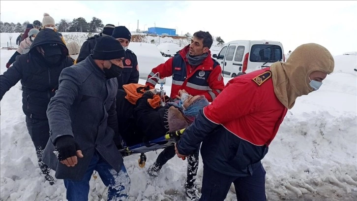 İstanbul'da yollar kapanınca hamile kadını itfaiye hastaneye götürdü