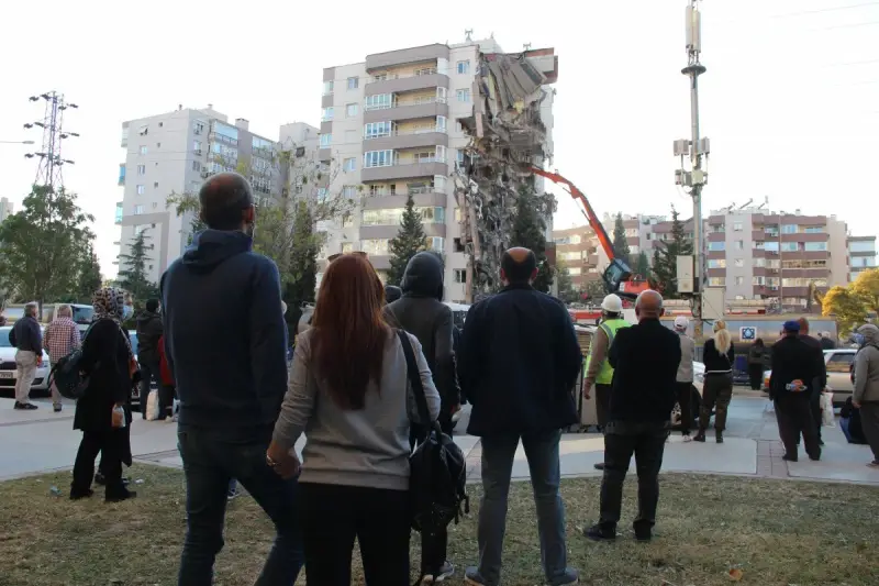 İzmir depreminde 11 kişinin öldüğü yan yatan binanın kolonları aynı yöne bakıyormuş