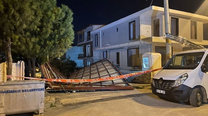 İzmir'de fırtına nedeniyle uçan çatı, elektrik tellerini kopardı