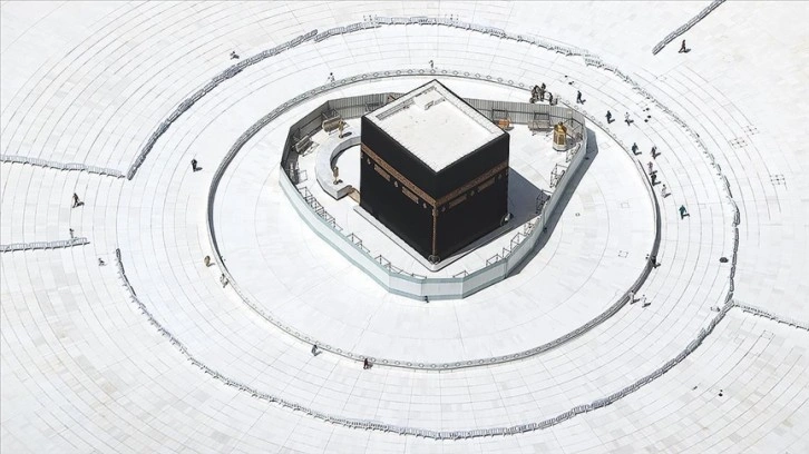 Kabe ve Mescid-i Nebevi'de sosyal mesafe uygulaması geri getirildi