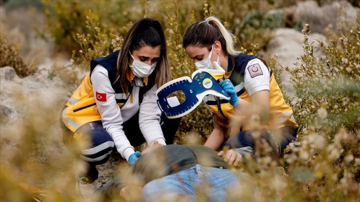 Kadınlardan oluşan ambulans ekibi zamanla yarışıp yardıma koşuyor