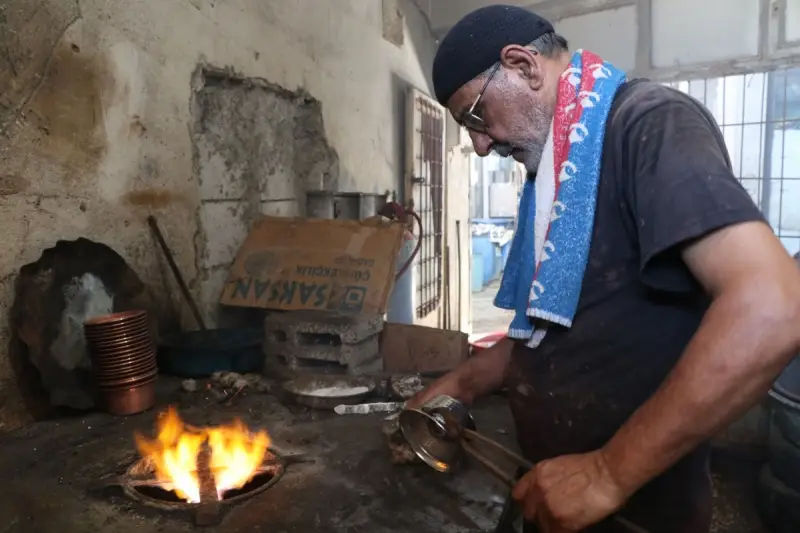 Kalaycılık mesleğini torunlarıyla ayakta tutmaya çalışıyor