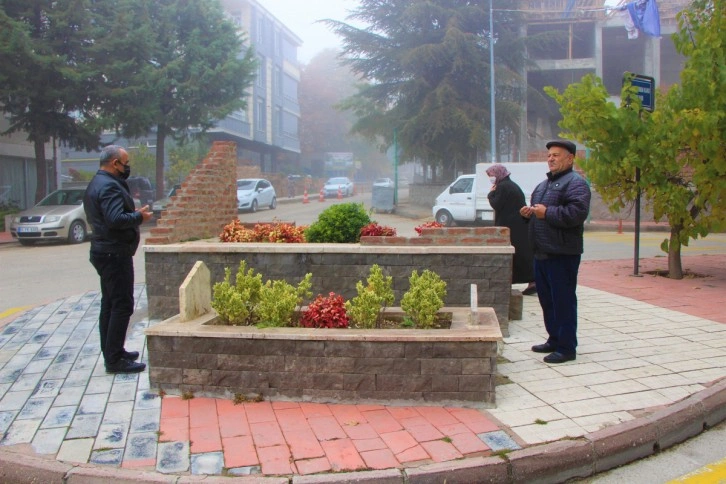 Kaldırımdaki mezarlar görenleri şaşırtıyor