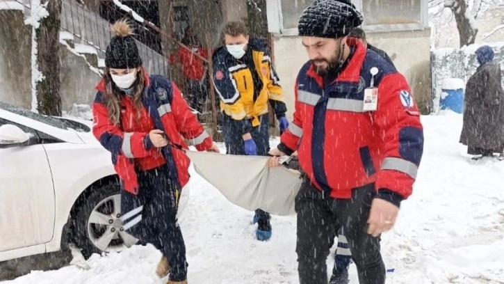 Kar nedeniyle hastaneye gidemeyen yaşlı kadının yardımına ekipler yetişti